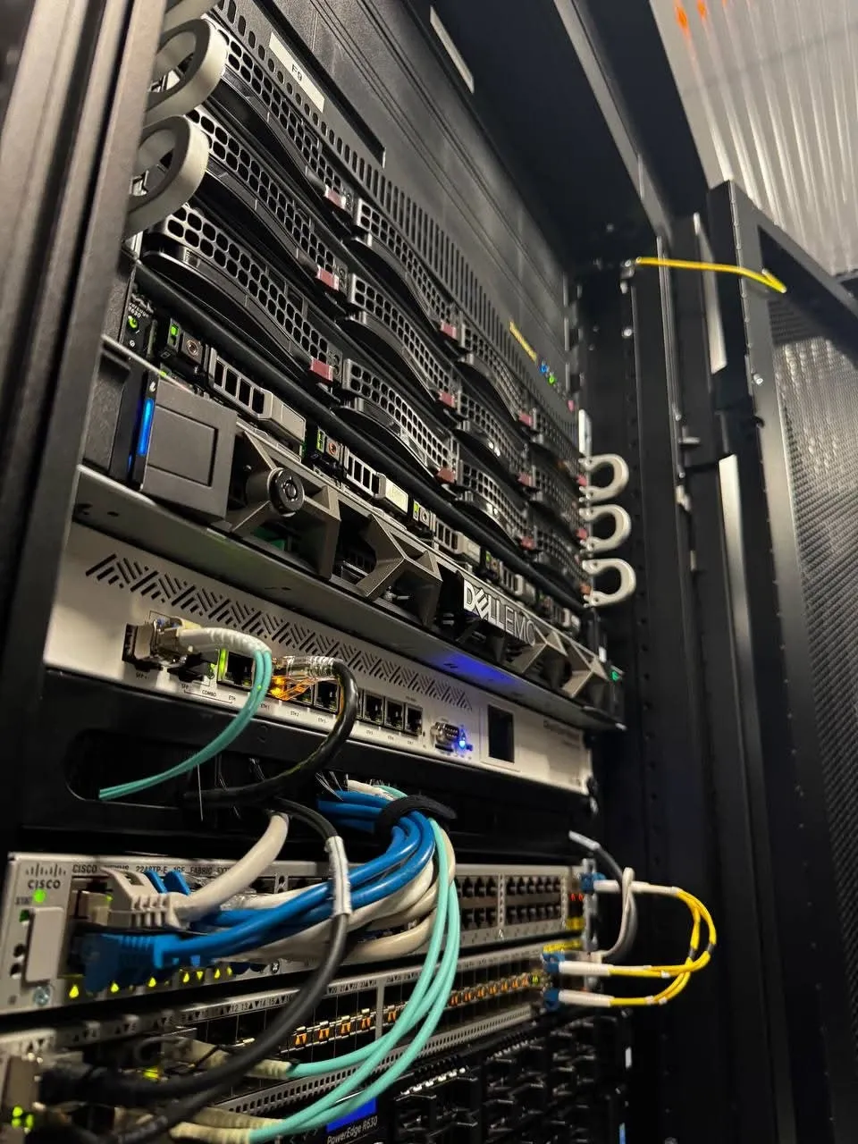 Copper and fibre cabling in the rack